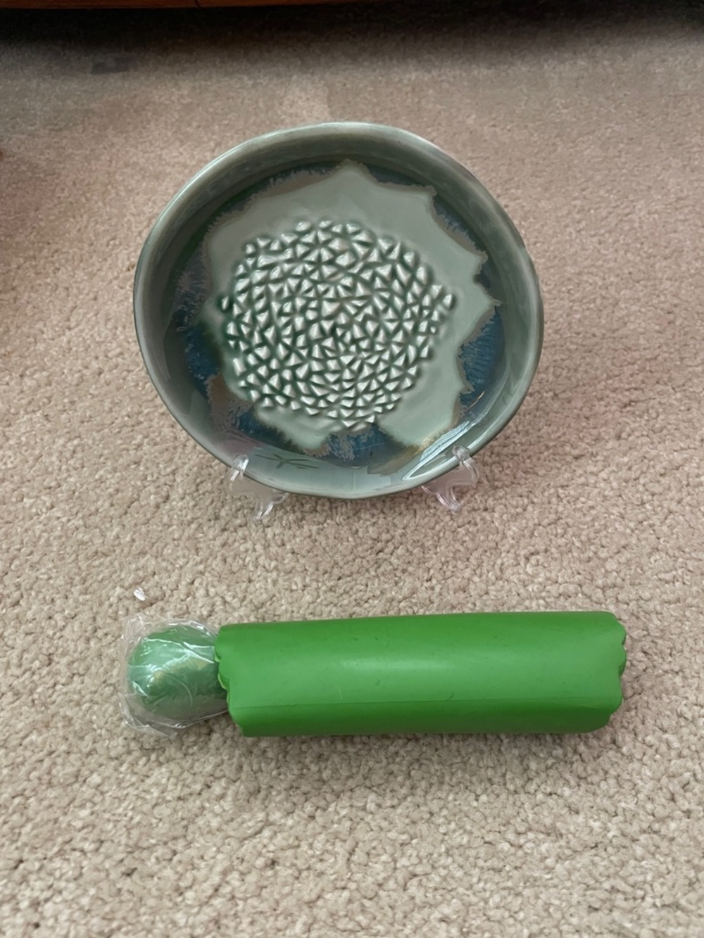 Stoneware Grater Green Ceramic Decorative garlic Dish with Textured Center - Picture 3 of 3